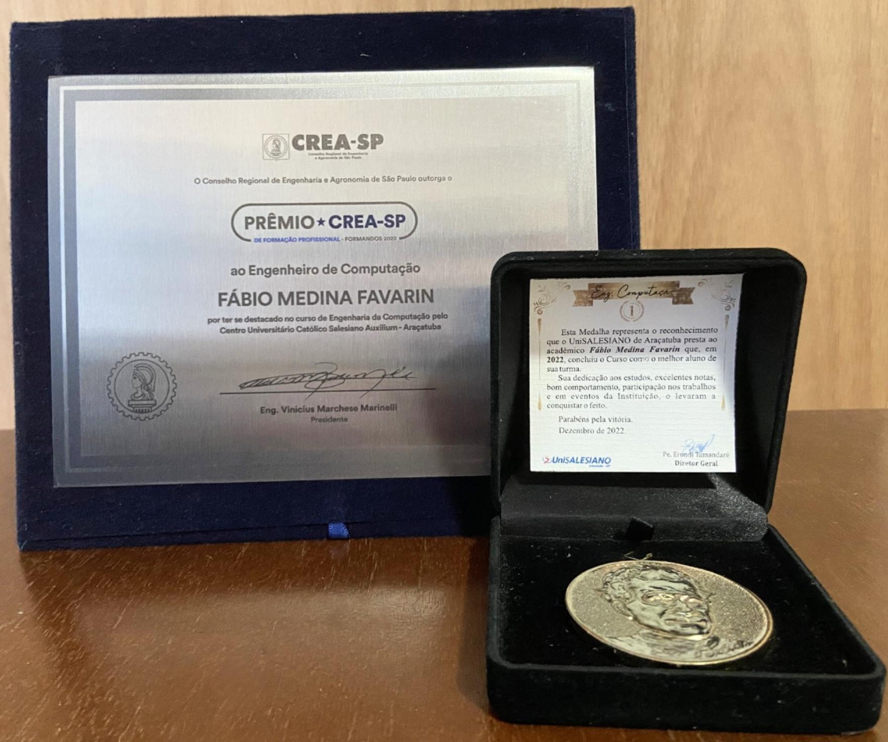 Medalha e placa de aluno destaque